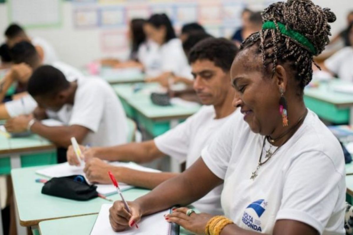 Educação: Refuturiza aposta no EJA para colaboradores