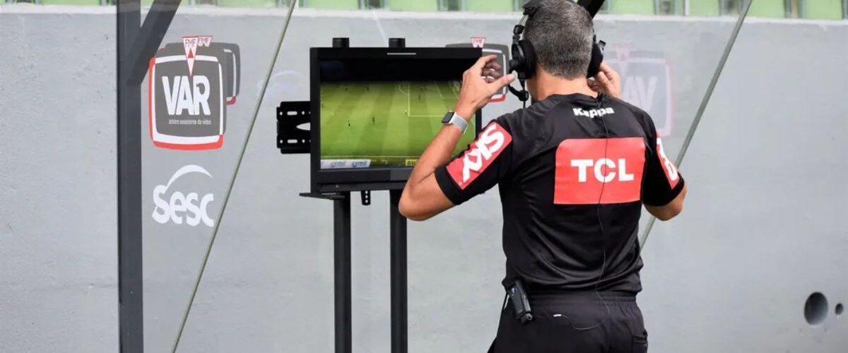 Regras: VAR ampliado e cronômetro no futebol