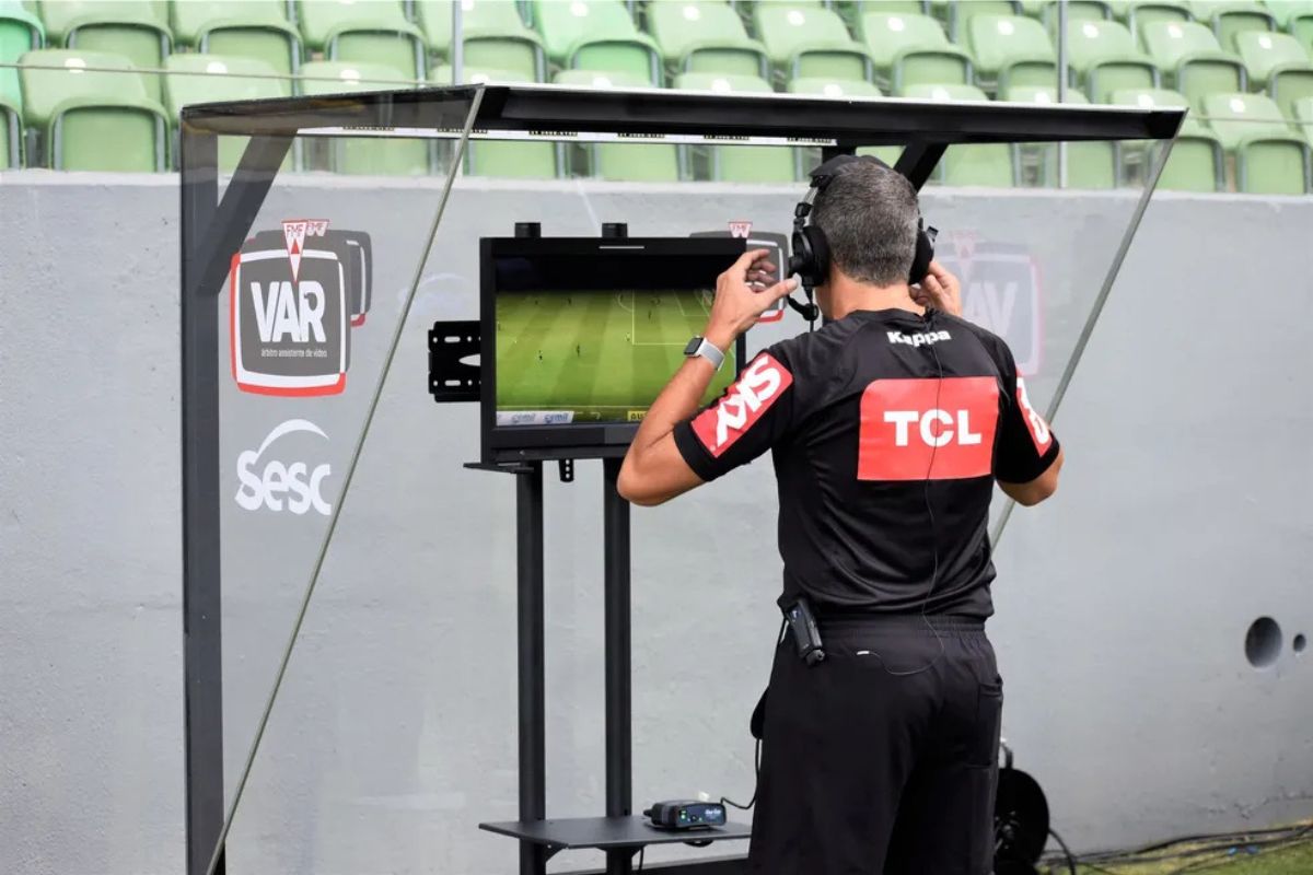 Regras: VAR ampliado e cronômetro no futebol