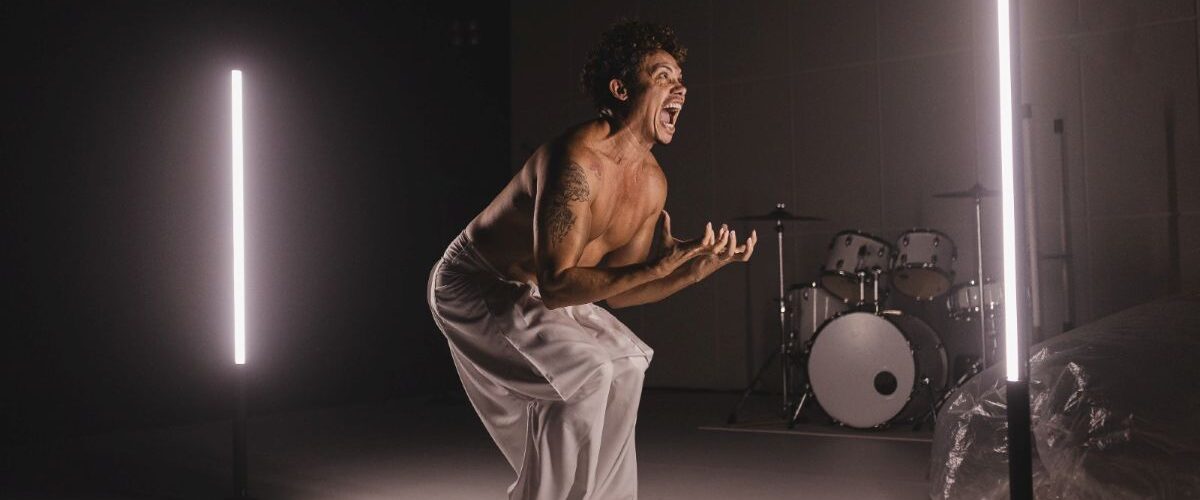 Teatro: Silvero Pereira apresenta “Pequeno Monstro” no TJA e expõe feridas da homofobia