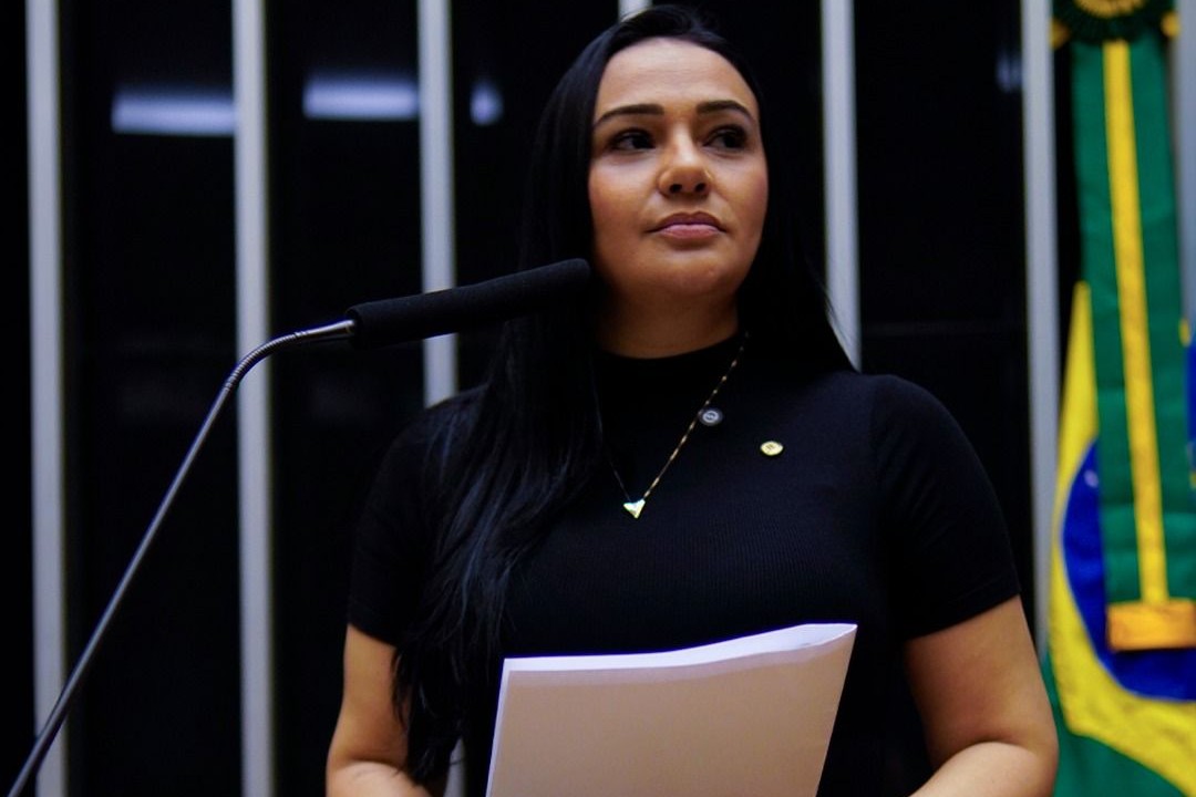 Política: Dayany Bittencourt cobra MEC por falta de livros em Braille para alunos com deficiência visual