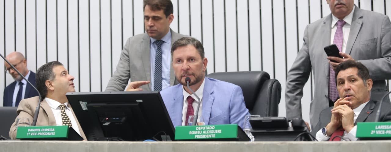 Política: Alece cria 2 mil cargos na Seduc