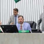 Política: Alece cria 2 mil cargos na Seduc