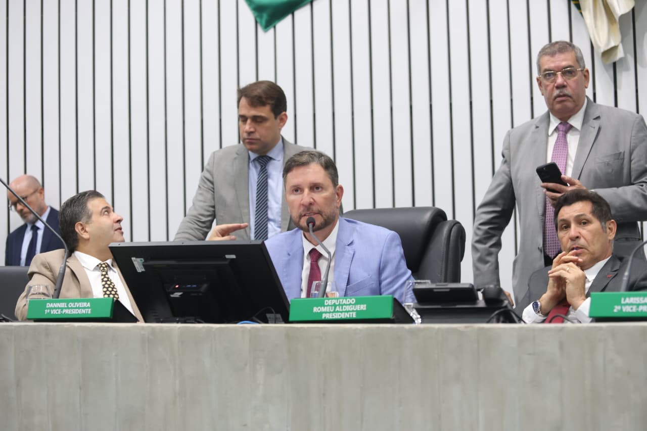 Política: Alece cria 2 mil cargos na Seduc