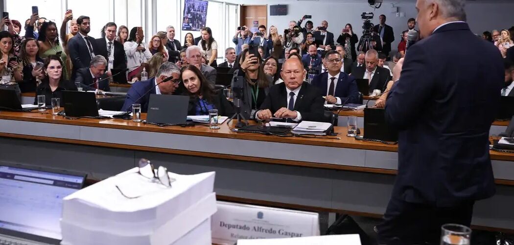 Política: CPMI pede indiciamento de 216