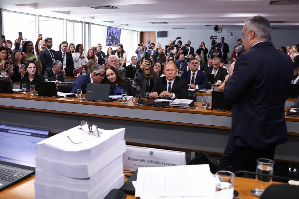 Política: CPMI pede indiciamento de 216