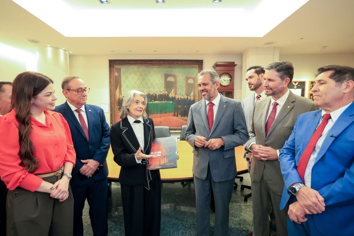 Homenagem: Cármen Lúcia recebe cidadania cearense