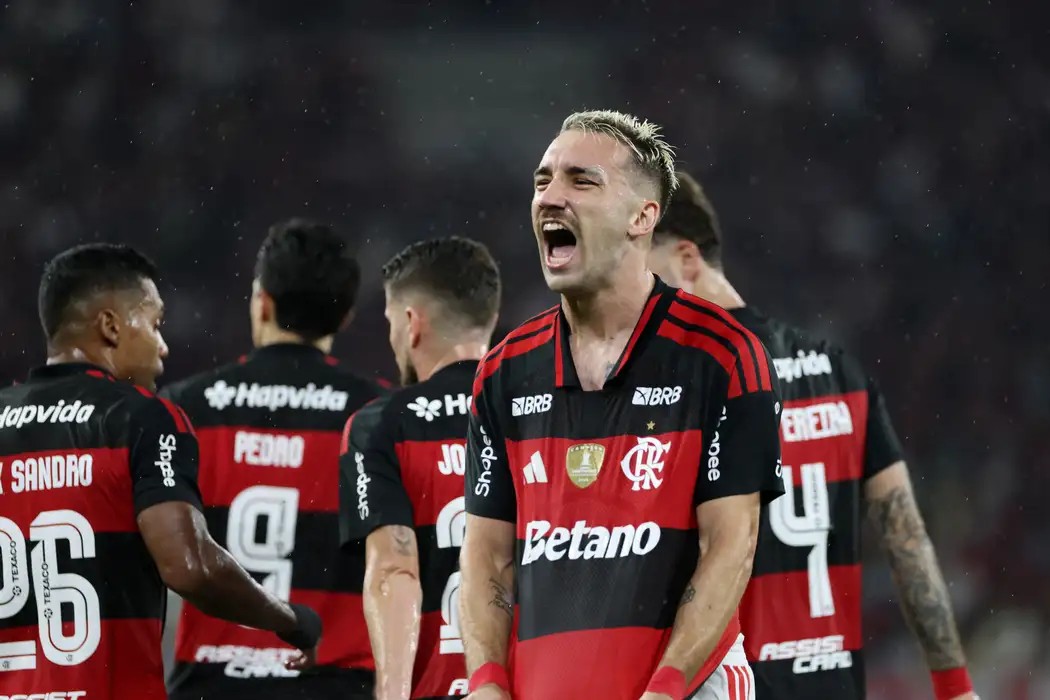 Esporte: Flamengo vence e entra no G4