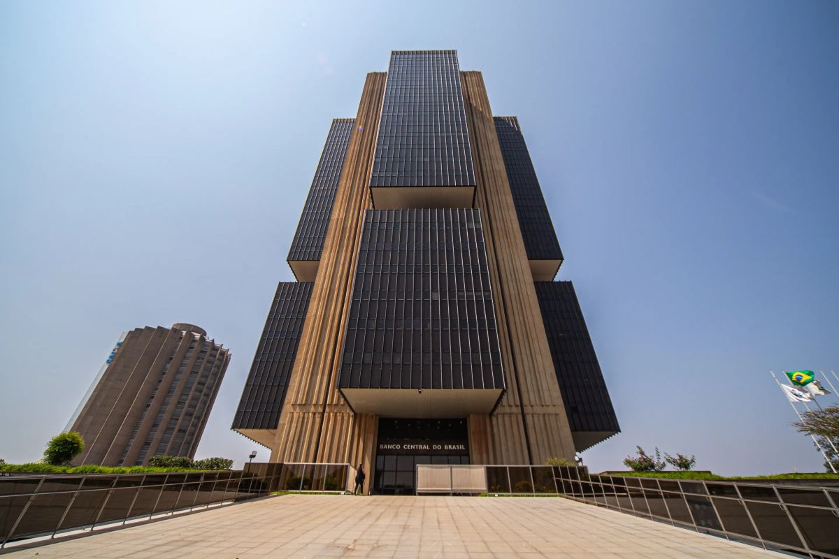 Economia: Selic cai, mas BC adota cautela