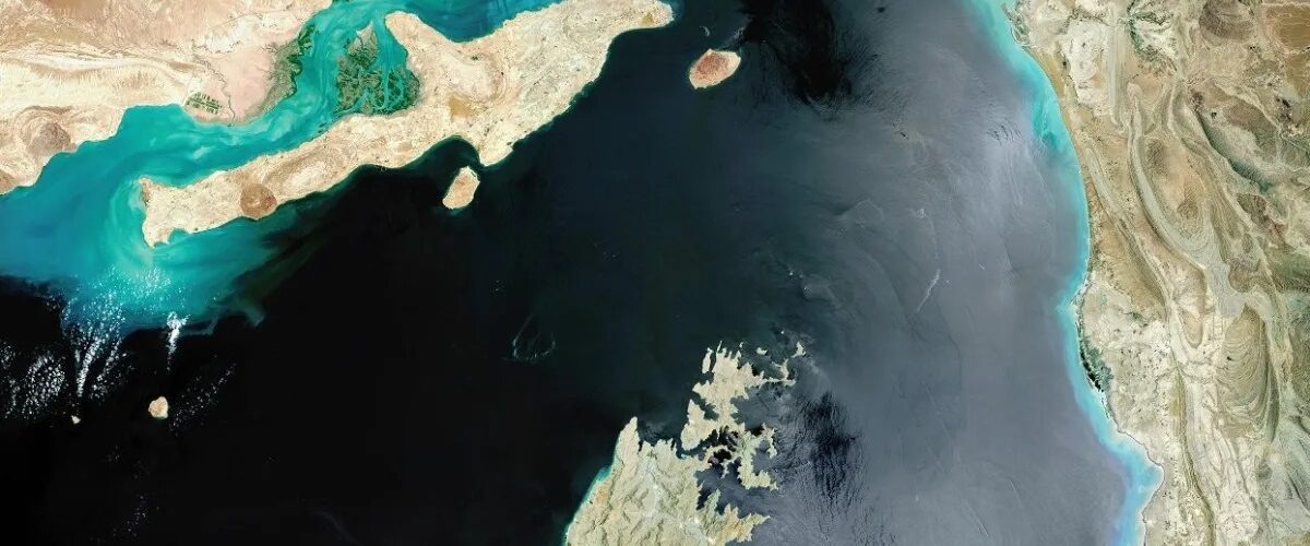 Conflito: Irã fecha Estreito de Ormuz e ameaça navios