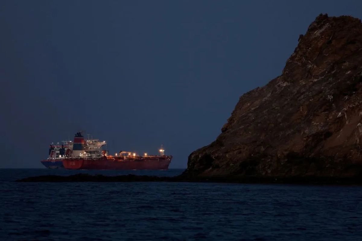 Tensão: Navio britânico é atingido no Estreito de Ormuz