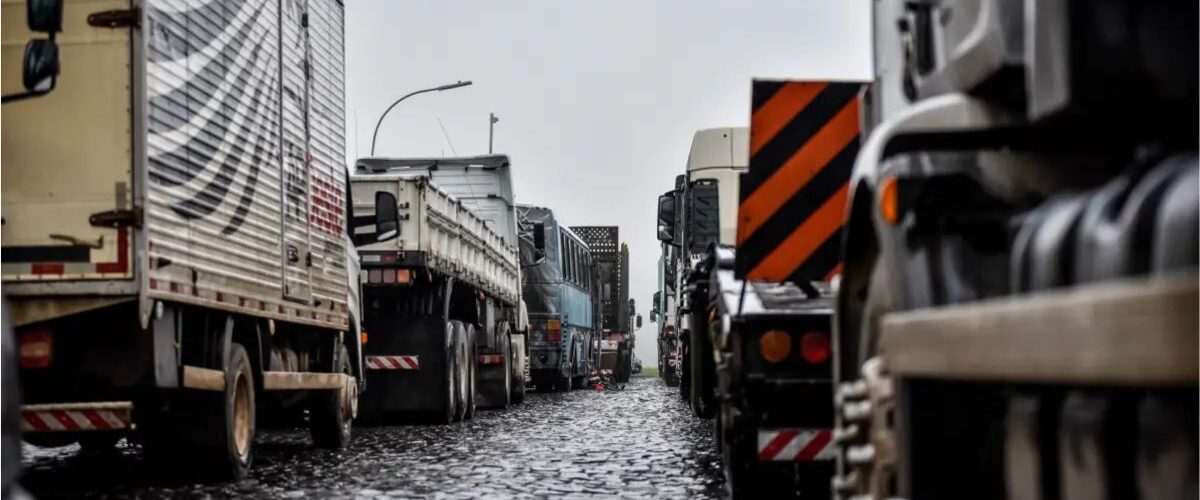 Economia: Governo tenta evitar greve de caminhoneiros