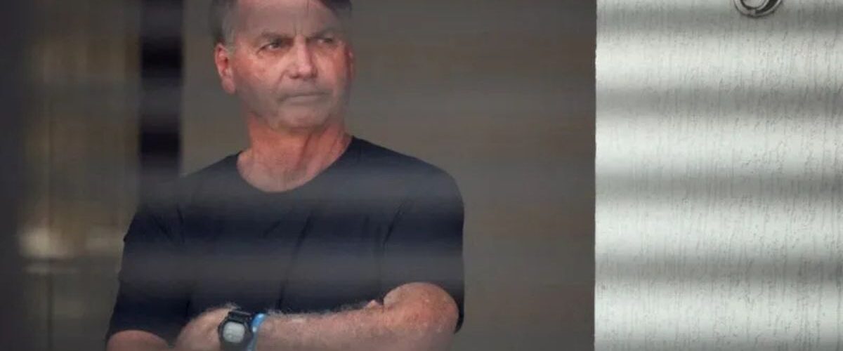 Política: Bolsonaro cumpre prisão domiciliar