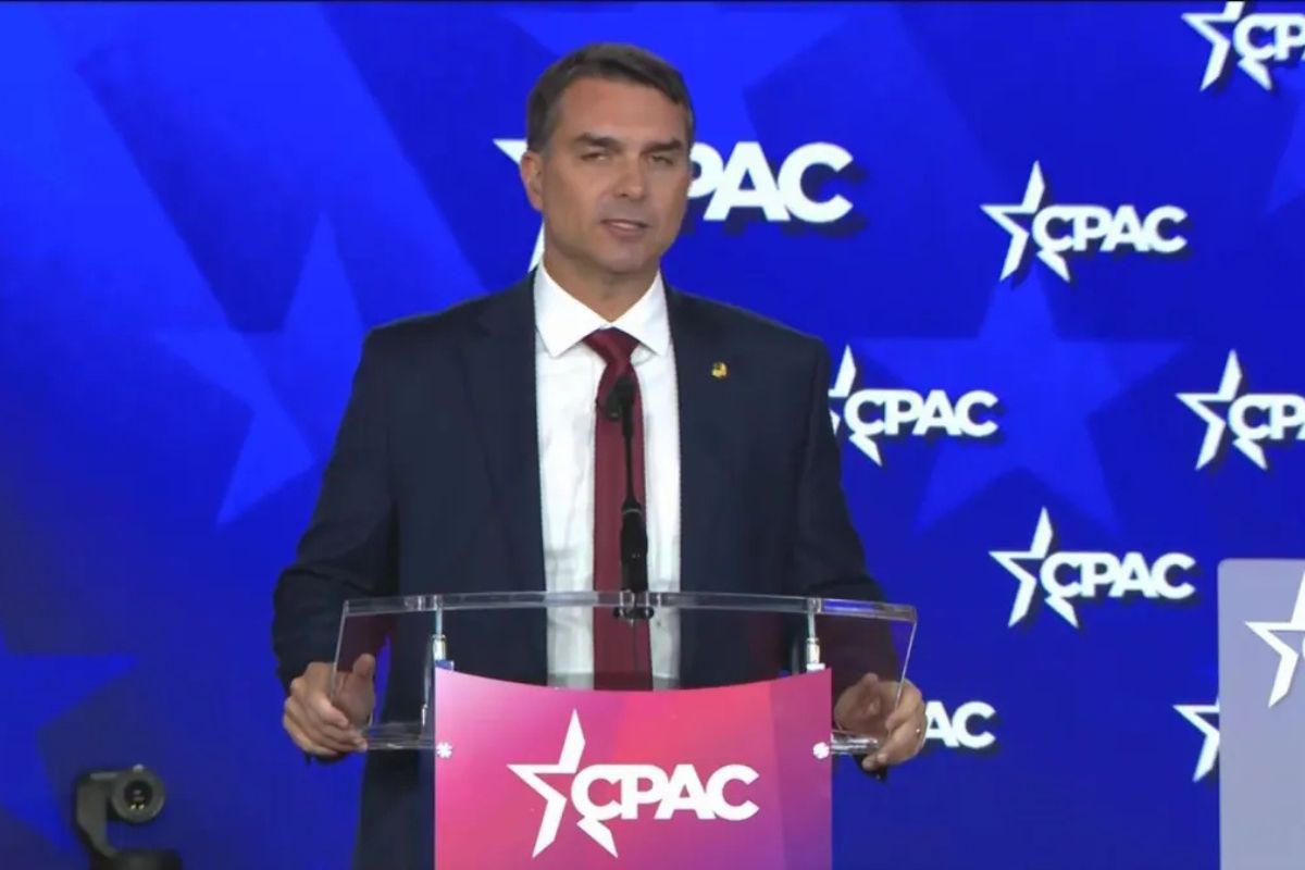 Política: Flávio fala sobre eleições na CPAC