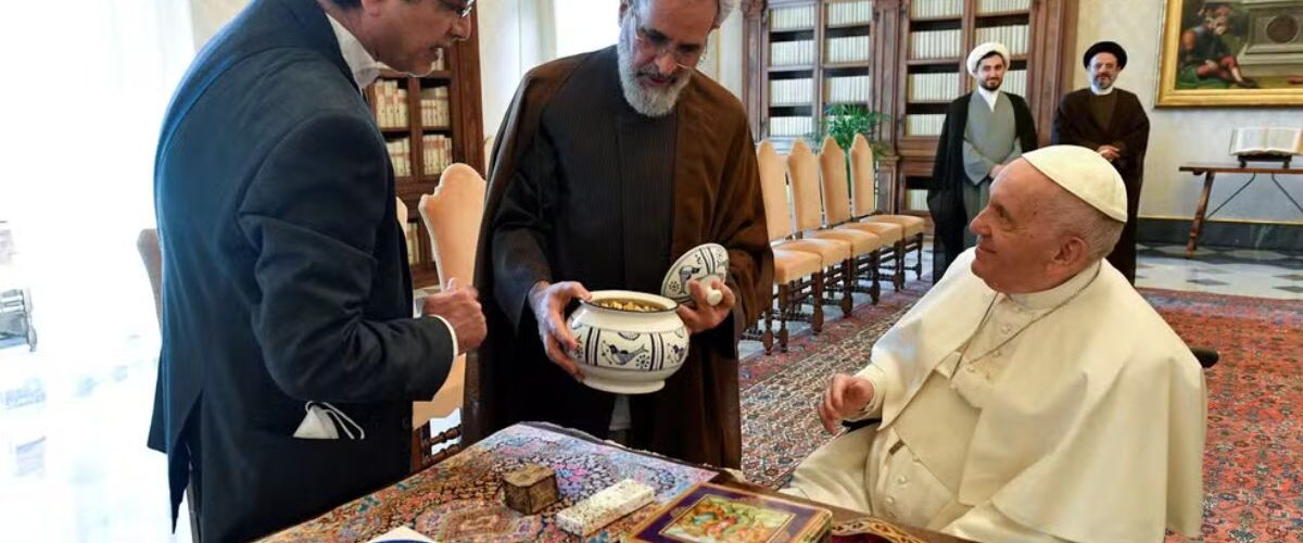 Transição: Irã anuncia líder supremo interino