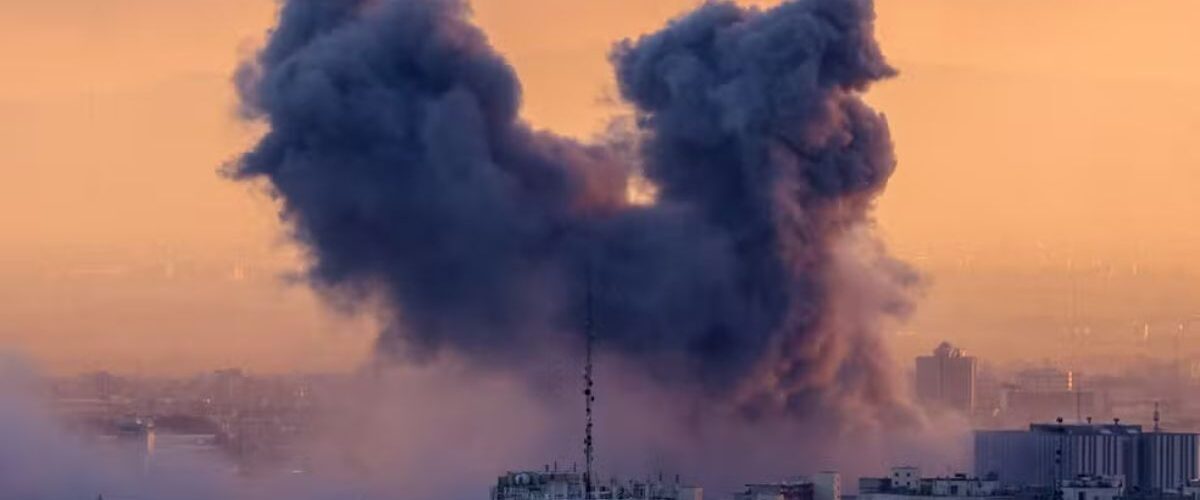 Conflito: Israel ataca assembleia do líder iraniano