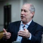 Aliança: União Progressista apoia Ciro no Ceará Subtítulo: Federação formada por União Brasil e Progressistas anuncia apoio à pré-candidatura de Ciro Gomes ao Governo do Estado em 2026 04 de março de 2026 – A federação União Progressista confirmou apoio à pré-candidatura de Ciro Gomes ao Governo do Ceará nas eleições de 2026. A decisão foi anunciada na noite desta terça-feira (3), em Brasília, após reunião entre lideranças nacionais e estaduais da federação. A informação foi confirmada pelo presidente estadual do União Brasil, Capitão Wagner, que destacou o alinhamento do grupo ao campo de oposição no Estado. O encontro reuniu dirigentes partidários e representantes da oposição cearense para discutir o cenário eleitoral e os rumos da aliança para o próximo pleito. Decisão encerra especulações O anúncio põe fim a um período de incertezas que movimentou os bastidores da política cearense nos últimos meses. Parte da base governista avaliava a possibilidade de a federação caminhar ao lado do governador Elmano de Freitas, hipótese descartada com a definição consolidada na capital federal. Para Capitão Wagner, a decisão representa um passo estratégico na construção de um projeto alternativo para o Estado. Segundo ele, a federação chega unida para fortalecer uma proposta de mudança e enfrentar os principais desafios do Ceará ao lado de Ciro Gomes e de outras lideranças oposicionistas. Fortalecimento da oposição Com a definição, a expectativa é de intensificação das articulações políticas nos próximos meses, visando à consolidação das chapas majoritária e proporcionais. Aliados avaliam que o movimento reorganiza o tabuleiro eleitoral e amplia a base de sustentação da candidatura ao governo estadual. Formada nacionalmente por União Brasil e Progressistas, a federação União Progressista figura entre as maiores forças partidárias do país, com ampla presença no Congresso Nacional e nos estados. Leia também | Tags: Portal Terra Da Luz, política do Ceará, eleições 2026, Ciro Gomes, União Progressista, União Brasil, Progressistas, Capitão Wagner, oposição no Ceará, governo do Ceará, articulação política, cenário eleitoral, alianças partidárias