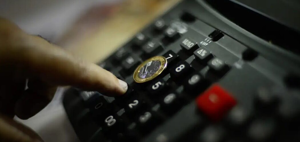 Economia: Inflação anual recua para 3,81% no Brasil