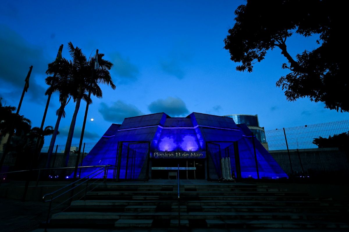 Inclusão: Alece ilumina plenário pelo Abril Azul