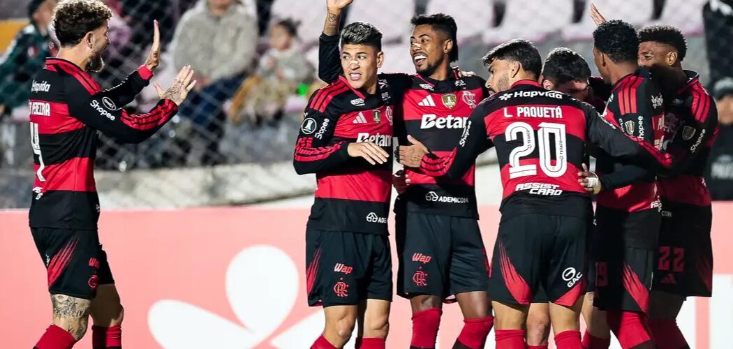 Futebol: Flamengo vence na altitude e lidera grupo