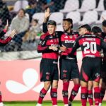 Futebol: Flamengo vence na altitude e lidera grupo