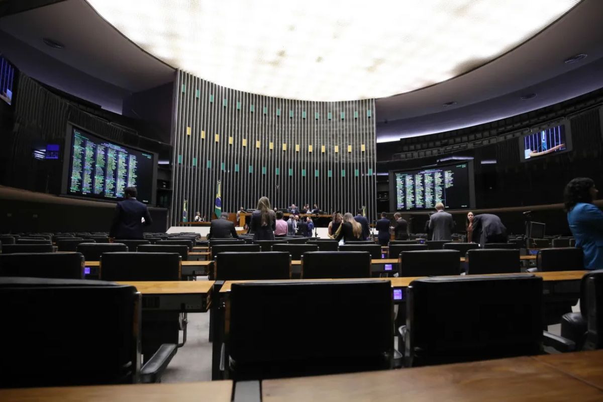 Política: PL cresce e União perde força na Câmara