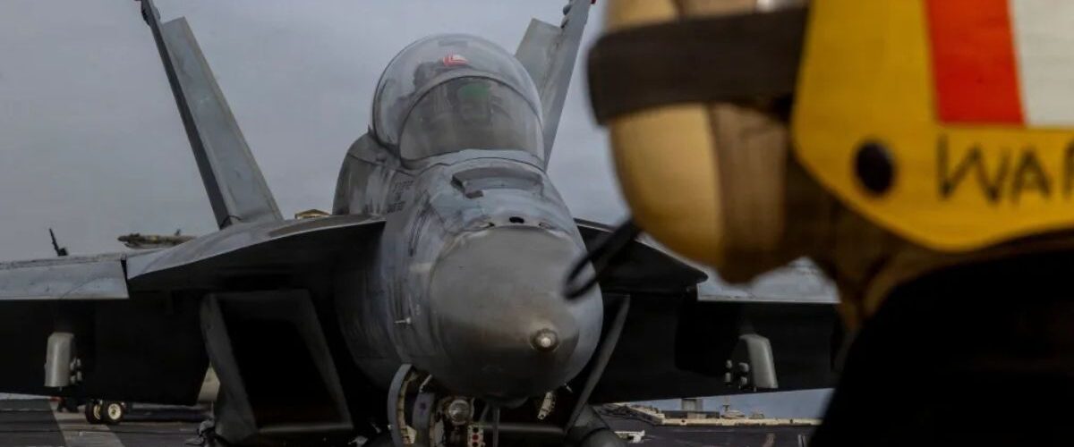 Mundo: EUA mobilizam aeronaves em resgate no Irã