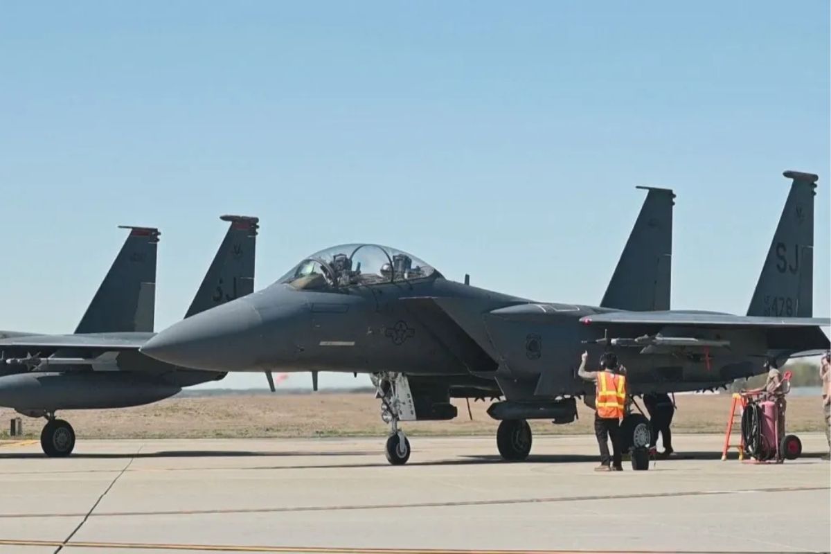 Guerra: Piloto ferido escala montanha e é resgatado