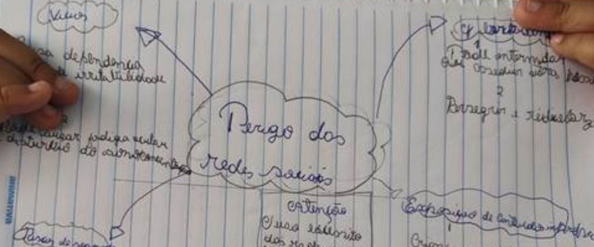 Educação: Escola alerta sobre riscos da internet infantil