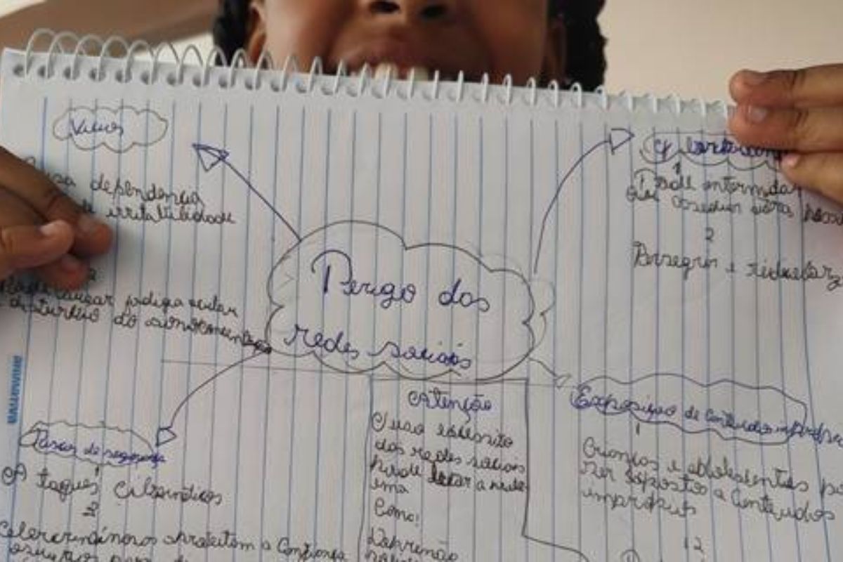 Educação: Escola alerta sobre riscos da internet infantil