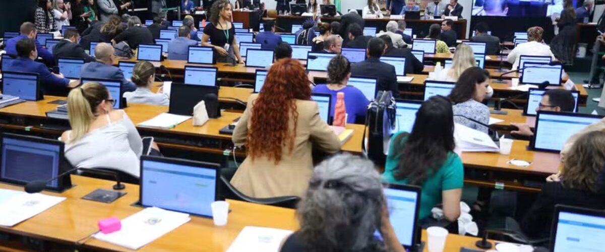 Trabalho: Câmara mantém votação da PEC do fim do 6x1