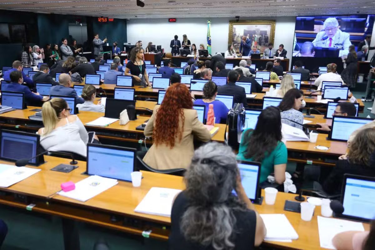 Trabalho: Câmara mantém votação da PEC do fim do 6x1