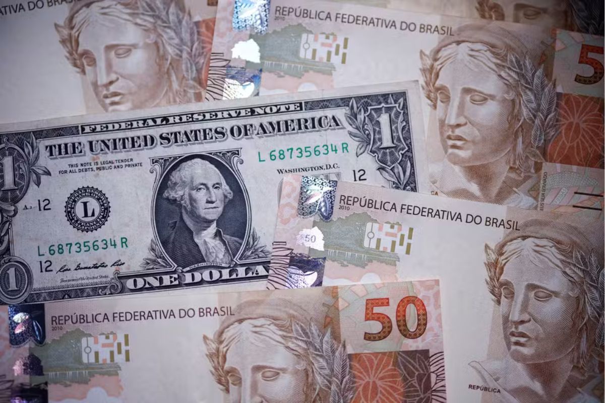 Mercado: Dólar cai a R$ 4,97 e Ibovespa sobe com tensão