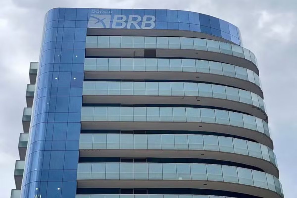 BRB firma acordo para venda de até R$ 15 bilhões em ativos ligados ao Banco Master, visando reforçar capital e melhorar liquidez.