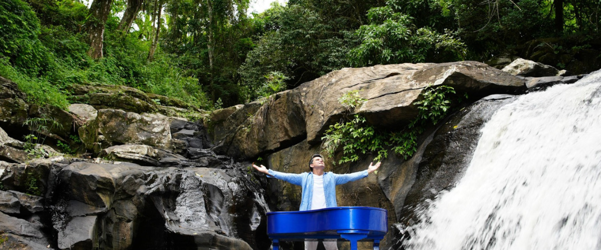 Cultura: Pianista bate recorde ao tocar em cachoeira no CE