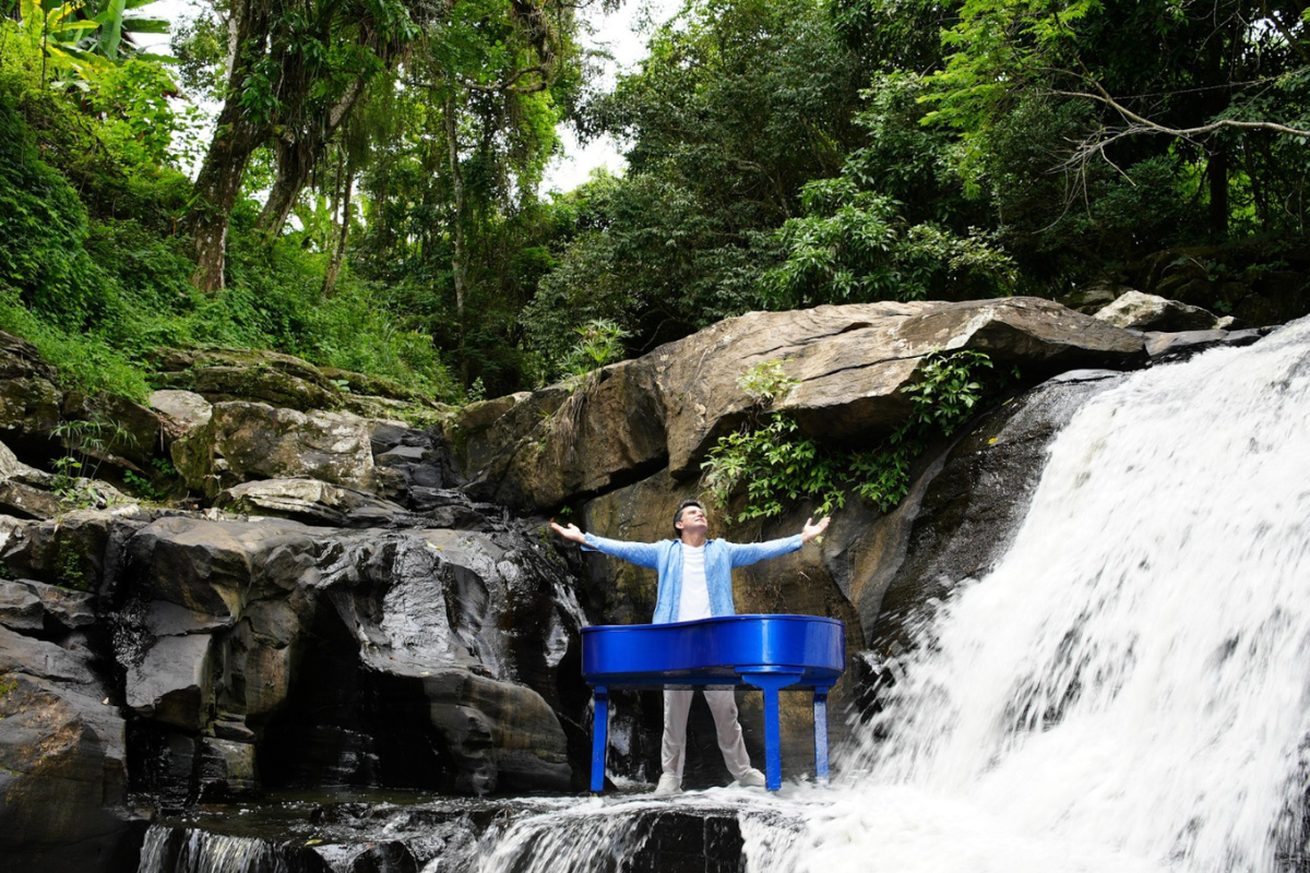 Cultura: Pianista bate recorde ao tocar em cachoeira no CE