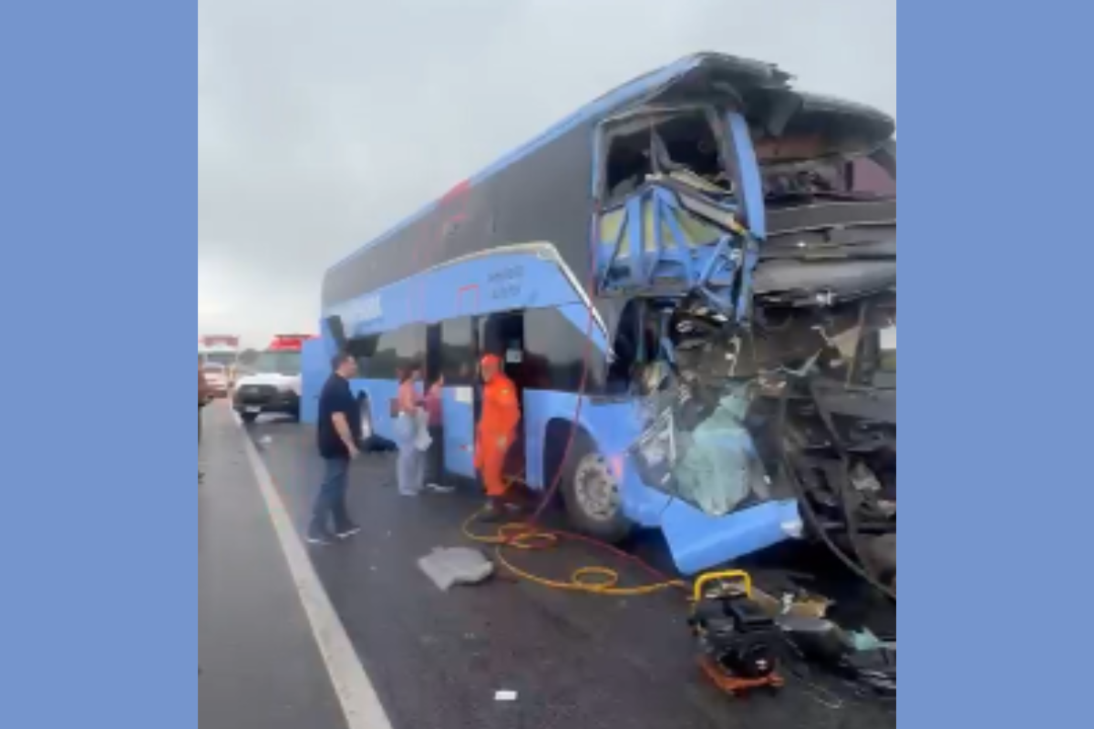 Acidente: Ônibus colide com caminhão na CE-040 em Cascavel
