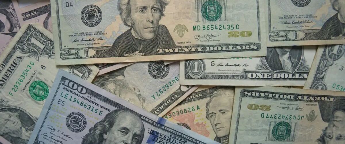 Economia: Dólar cai a R$ 5,14 e atinge mínima recente