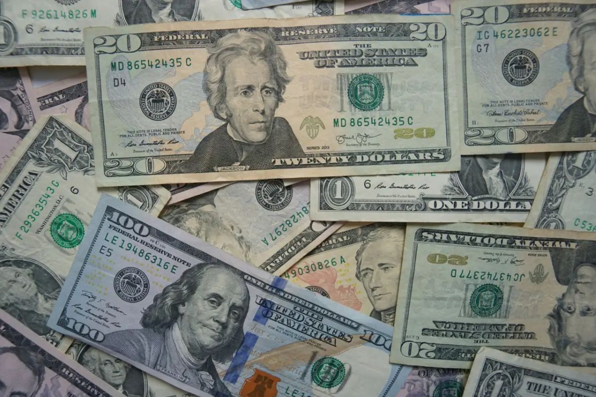 Economia: Dólar cai a R$ 5,14 e atinge mínima recente