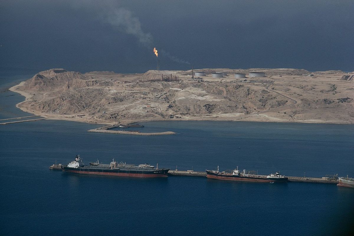 Conflito: Irã volta a fechar Ormuz após manter tensão com EUA