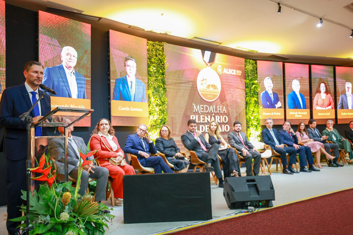 Honraria: Alece entrega Medalha 13 de Maio