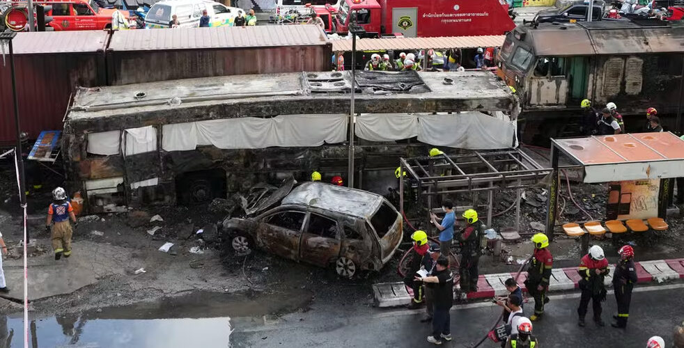 Acidente entre trem e ônibus mata 8 na Tailândia