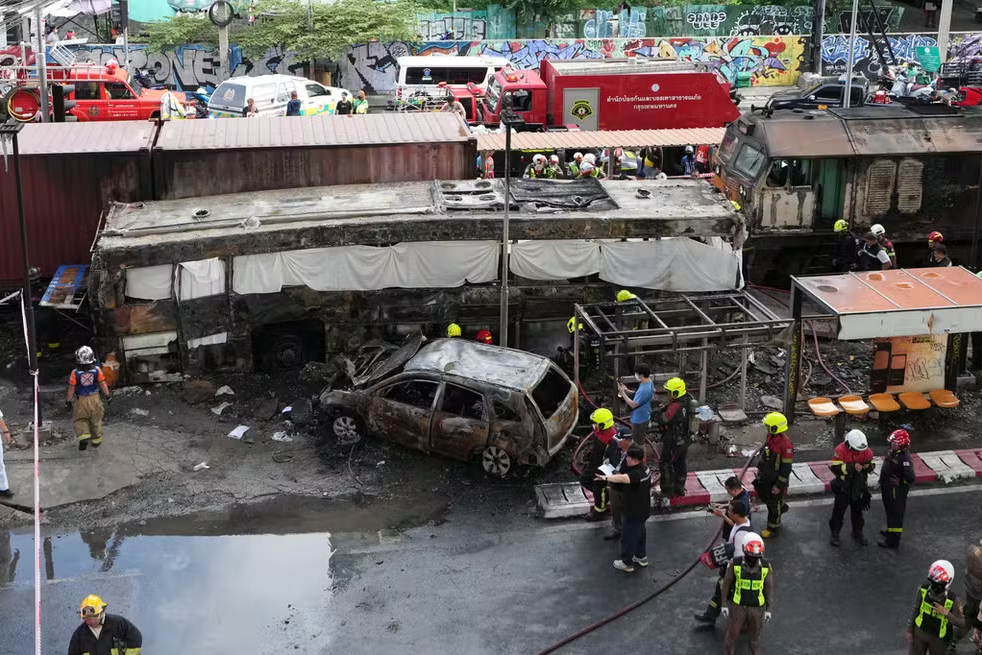 Acidente entre trem e ônibus mata 8 na Tailândia