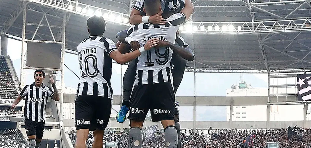 Arthur Cabral faz três e Botafogo vence Timão