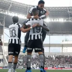 Arthur Cabral faz três e Botafogo vence Timão