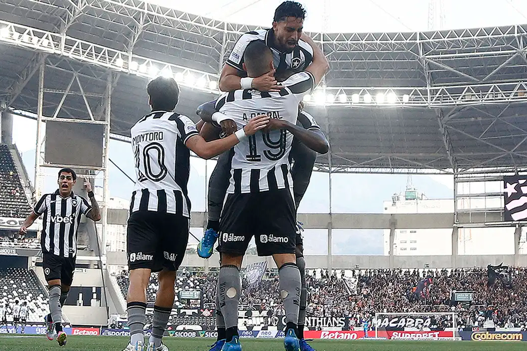 Arthur Cabral faz três e Botafogo vence Timão
