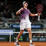 31 de maio de 2026 - João Fonseca segue fazendo história em Roland Garros. Neste domingo (31/05), o jovem brasileiro de 19 anos venceu o norueguês Casper Ruud, número 16 do mundo, por 3 sets a 1,