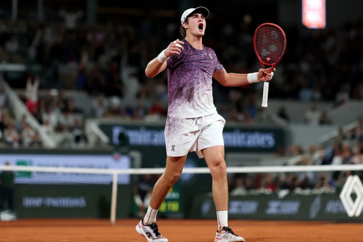 31 de maio de 2026 - João Fonseca segue fazendo história em Roland Garros. Neste domingo (31/05), o jovem brasileiro de 19 anos venceu o norueguês Casper Ruud, número 16 do mundo, por 3 sets a 1,