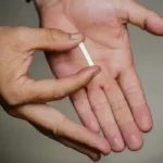 Implantes hormonais burlam veto e viram negócio