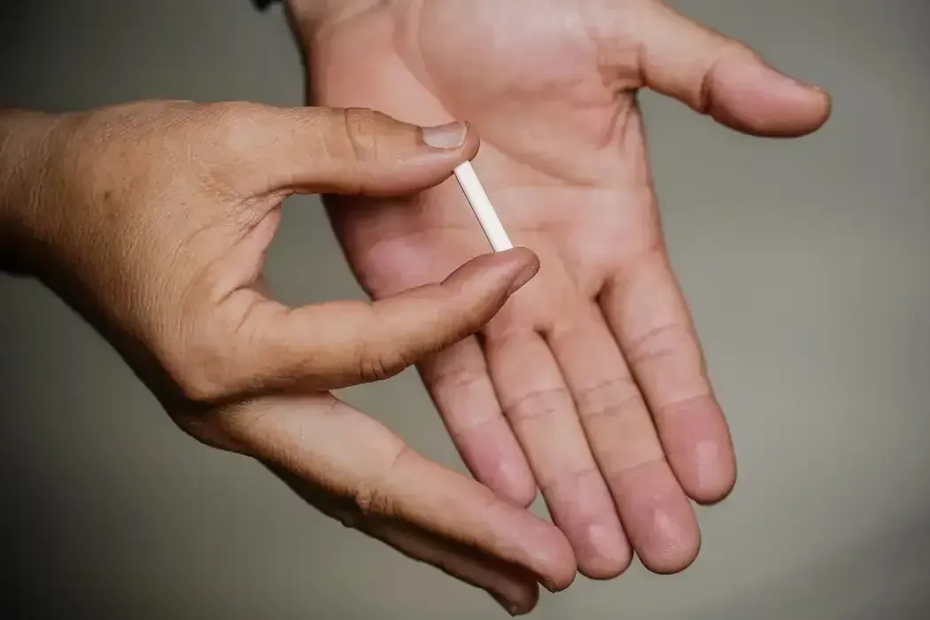 Implantes hormonais burlam veto e viram negócio